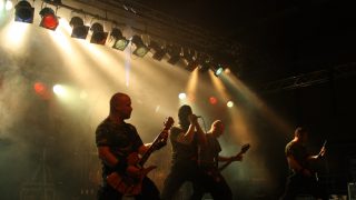 Houwitser「Feel The Consequence」の歌詞を和訳♪同性愛者のような振る舞いで泣き叫ぶお前は論理的結論だ!