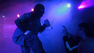 Houwitser「Consuming Cadavers」の歌詞を和訳♪大規模な虐殺で地球は敷き詰められている!!