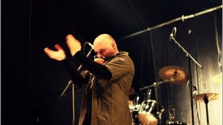 Houwitser「Monkey In Controle」の歌詞を和訳♪儲け話と金で弱者を支配中のエテ公共!!